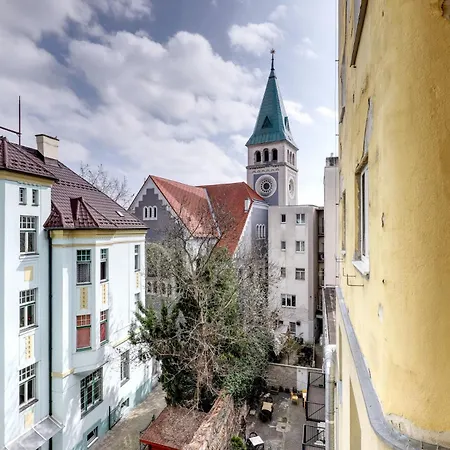 Star Stylish On The Famous Pedestrian Zone *