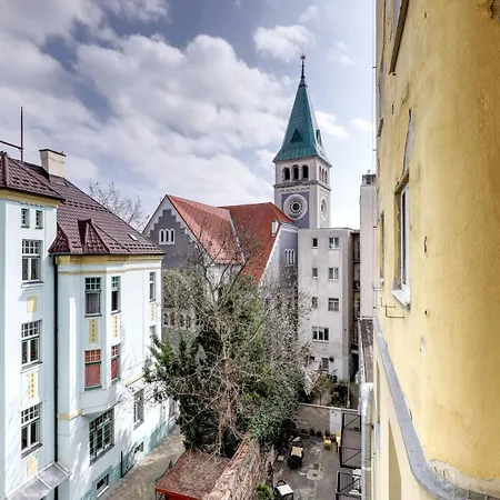 Star Stylish On The Famous Pedestrian Zone *